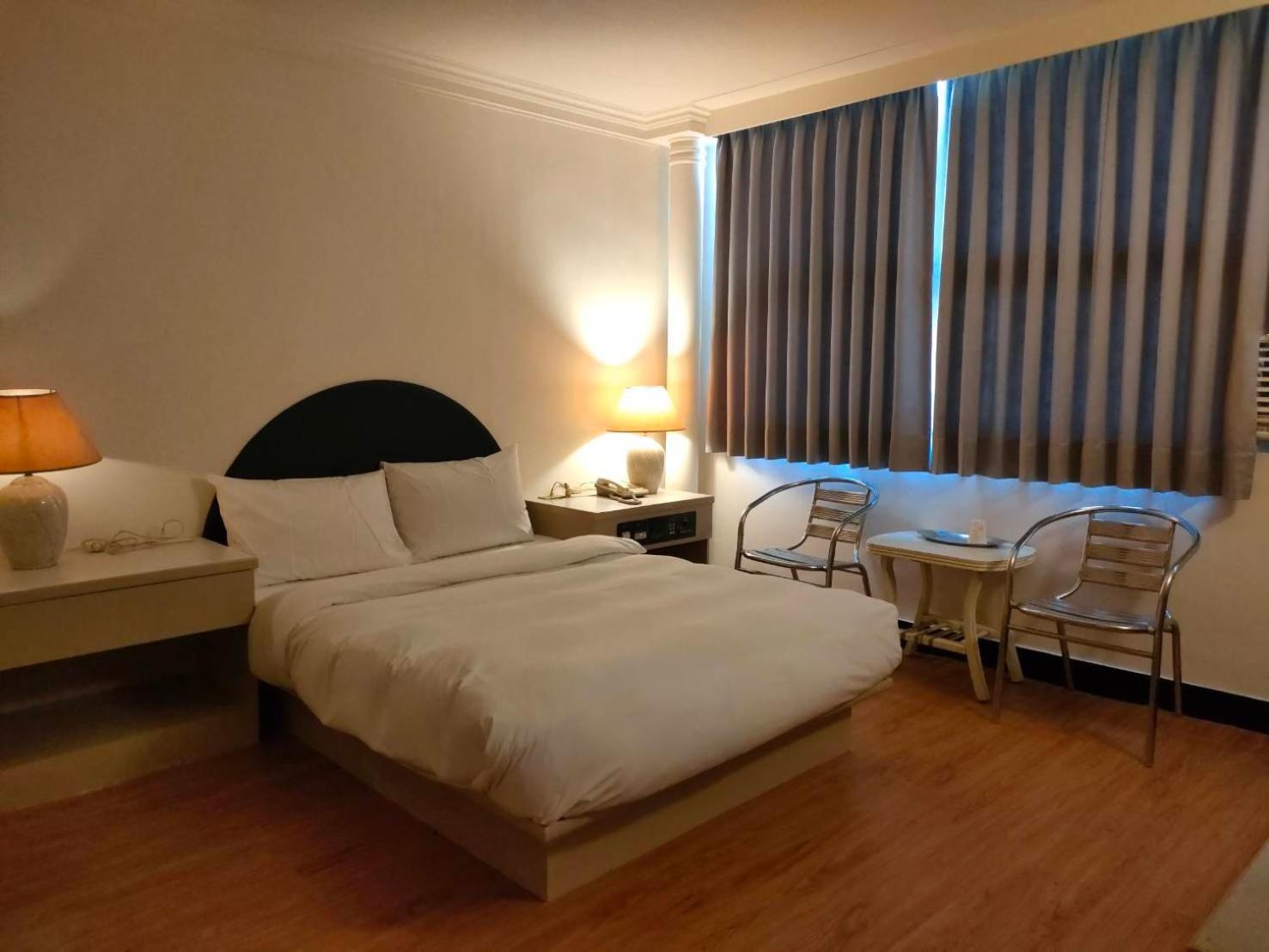 Dc Hotel Taichung Exterior photo